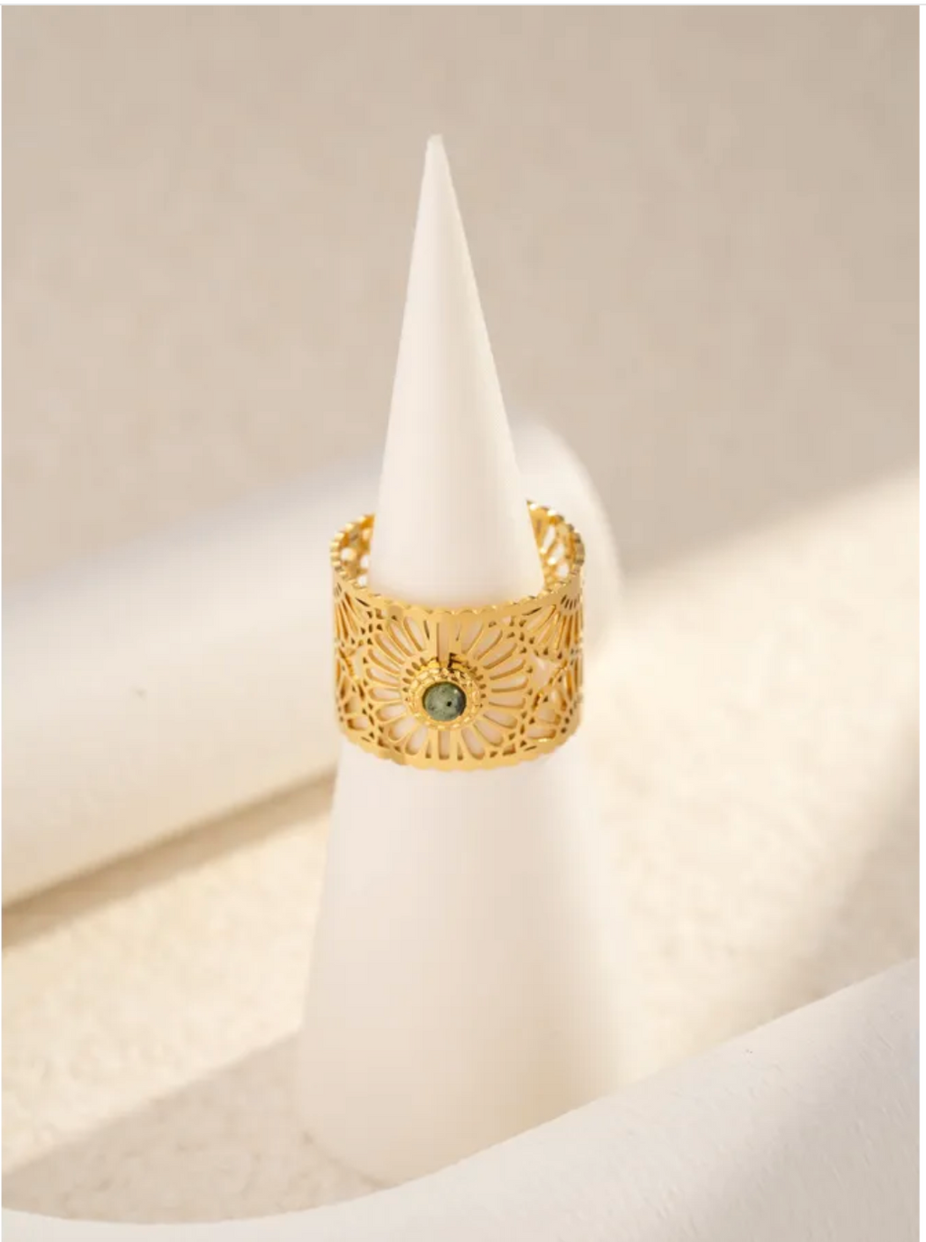Bague dorée ajourée ornée de pierre naturelle ajustable