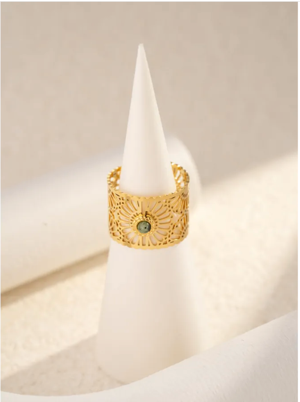 Bague dorée ajourée ornée de pierre naturelle ajustable