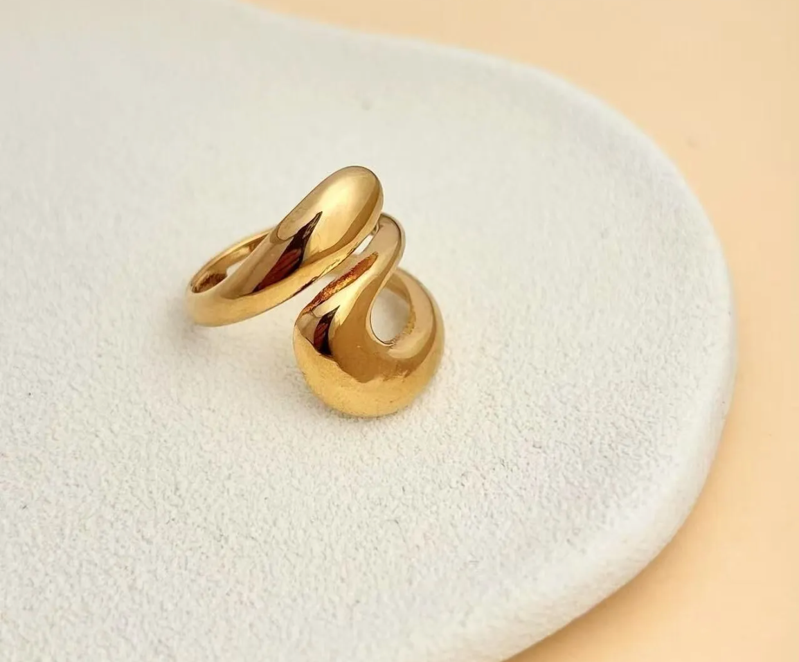 Bague ajustable dorée en acier inoxydable au design abstrait
