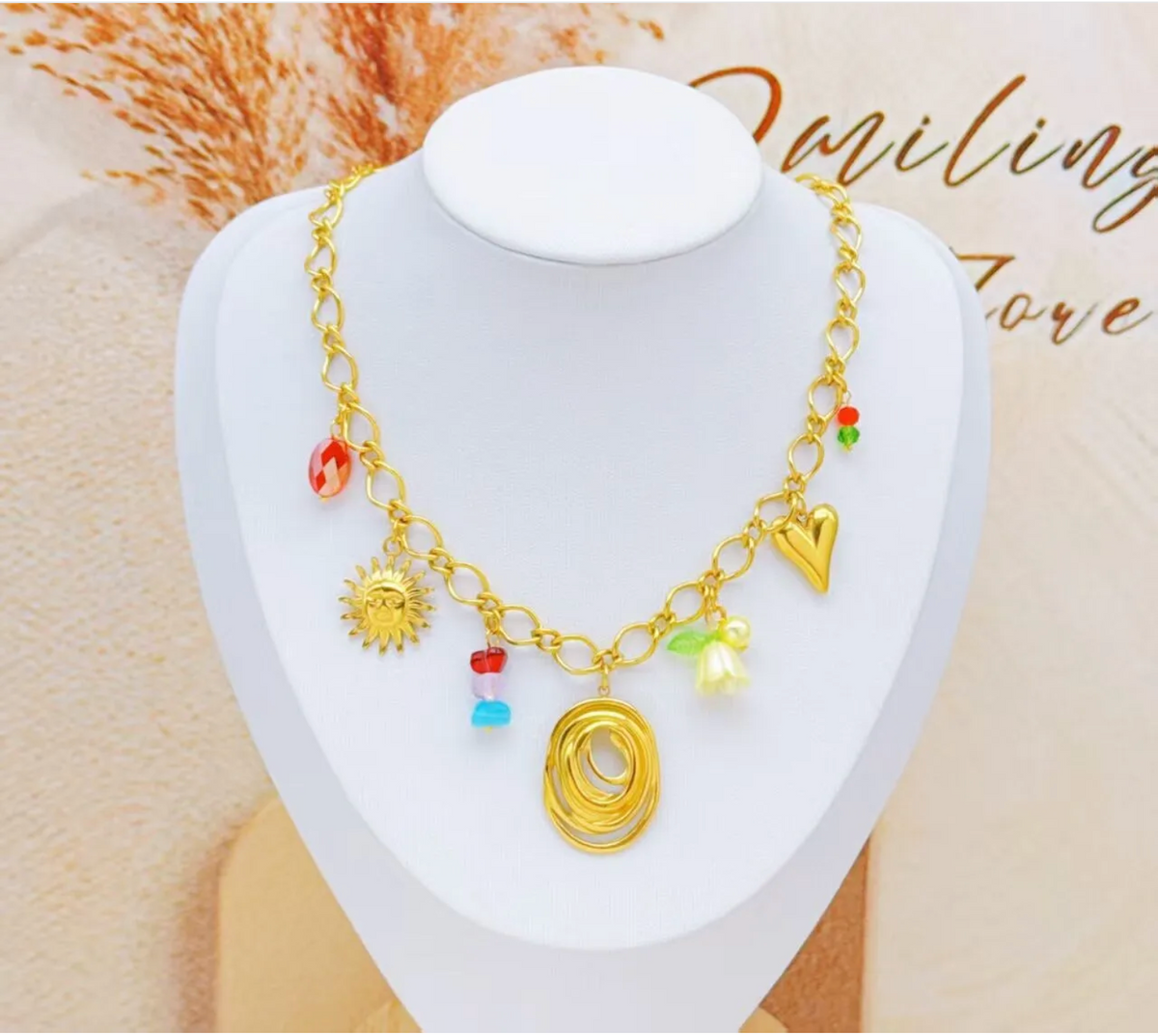 Collier Chaîne Dorée à Breloque Colorée et Pendentif Spirale
