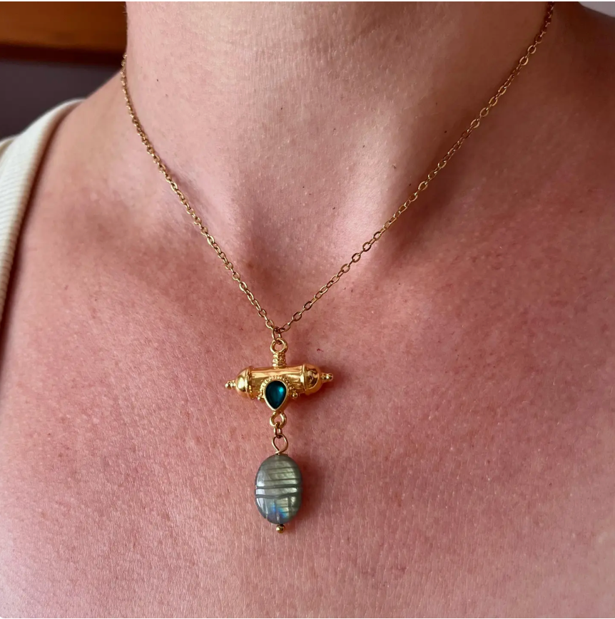 Collier grigri scarabée Labradorite