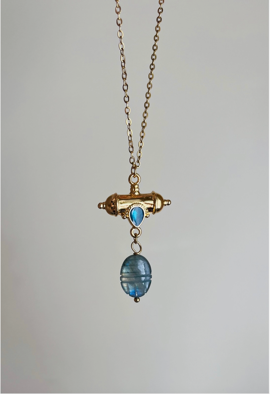 Collier grigri scarabée Labradorite