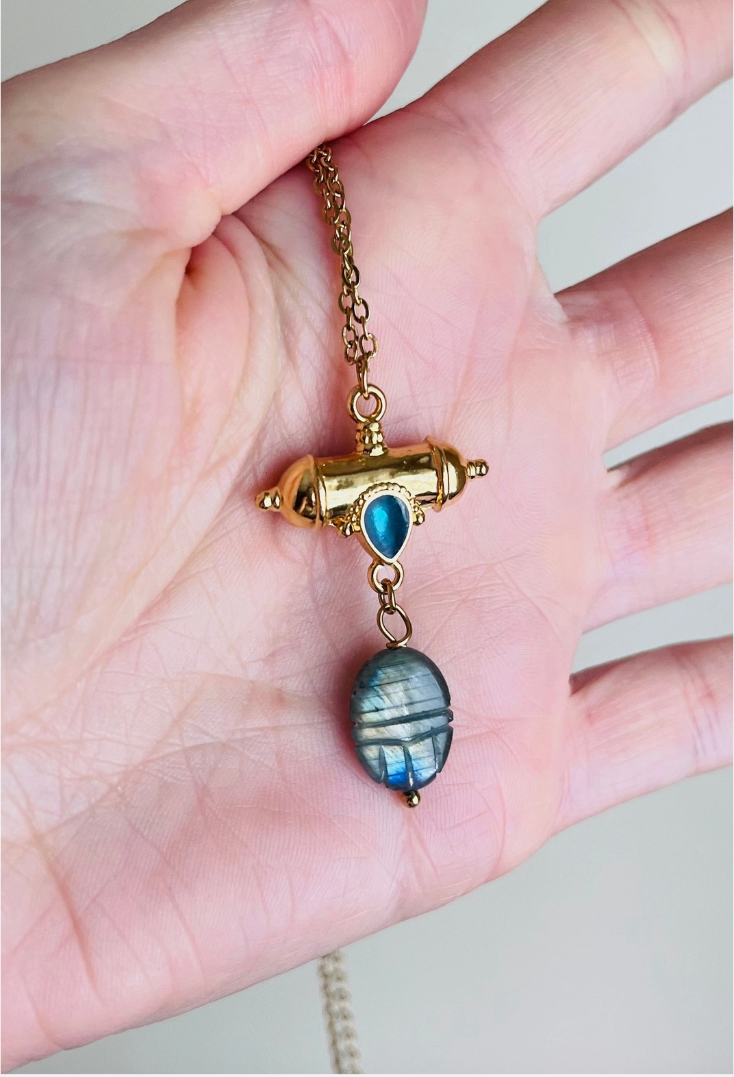 Collier grigri scarabée Labradorite