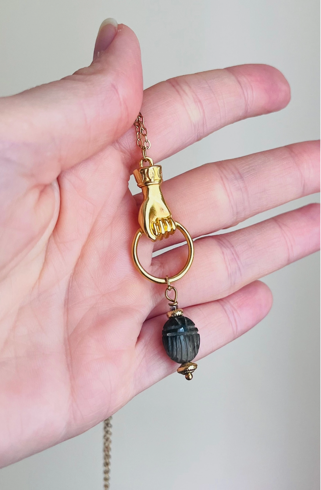 Collier sautoir amulette scarabée Labradorite