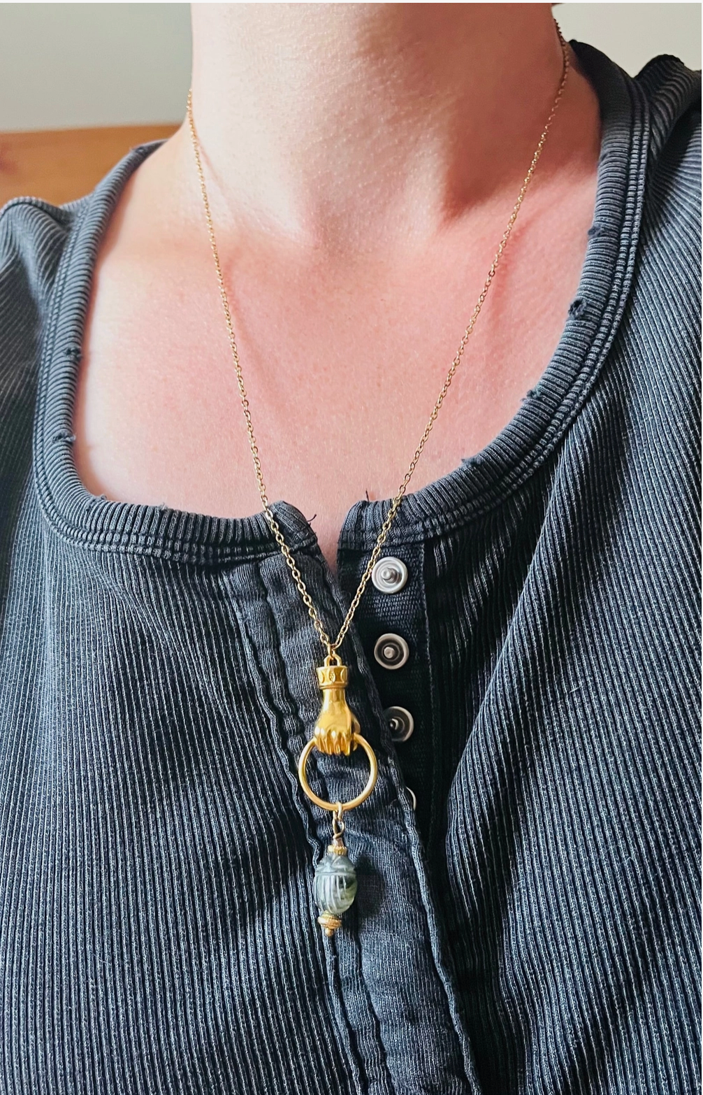 Collier sautoir amulette scarabée Labradorite