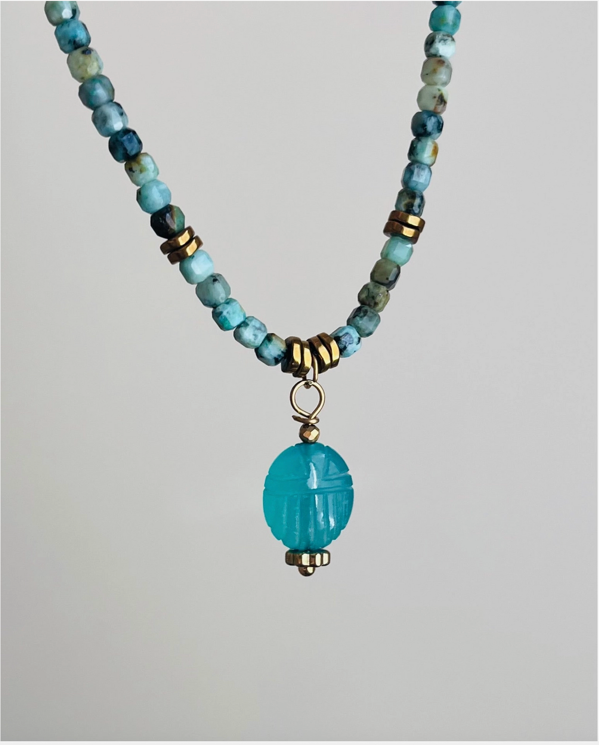 Collier amulette scarabée Onyx vert et Turquoise Africaine