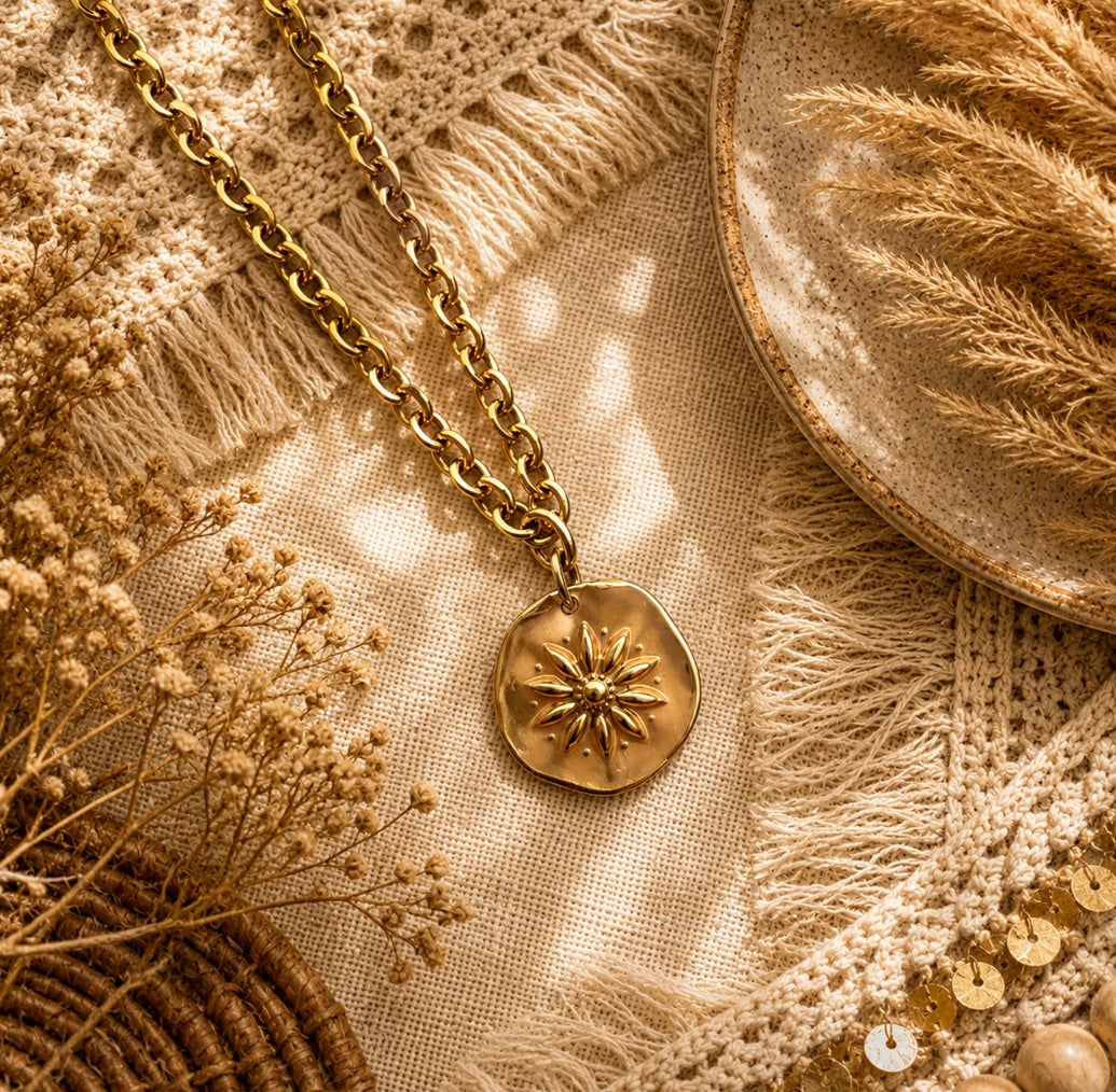 Collier Amulette émaillé doré – Bijou solaire acier inoxydable