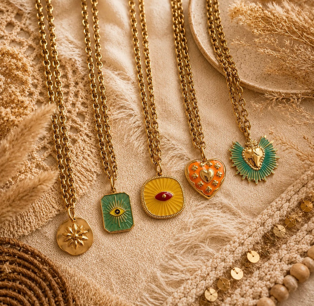 Collier Amulette émaillé doré – Bijou solaire acier inoxydable