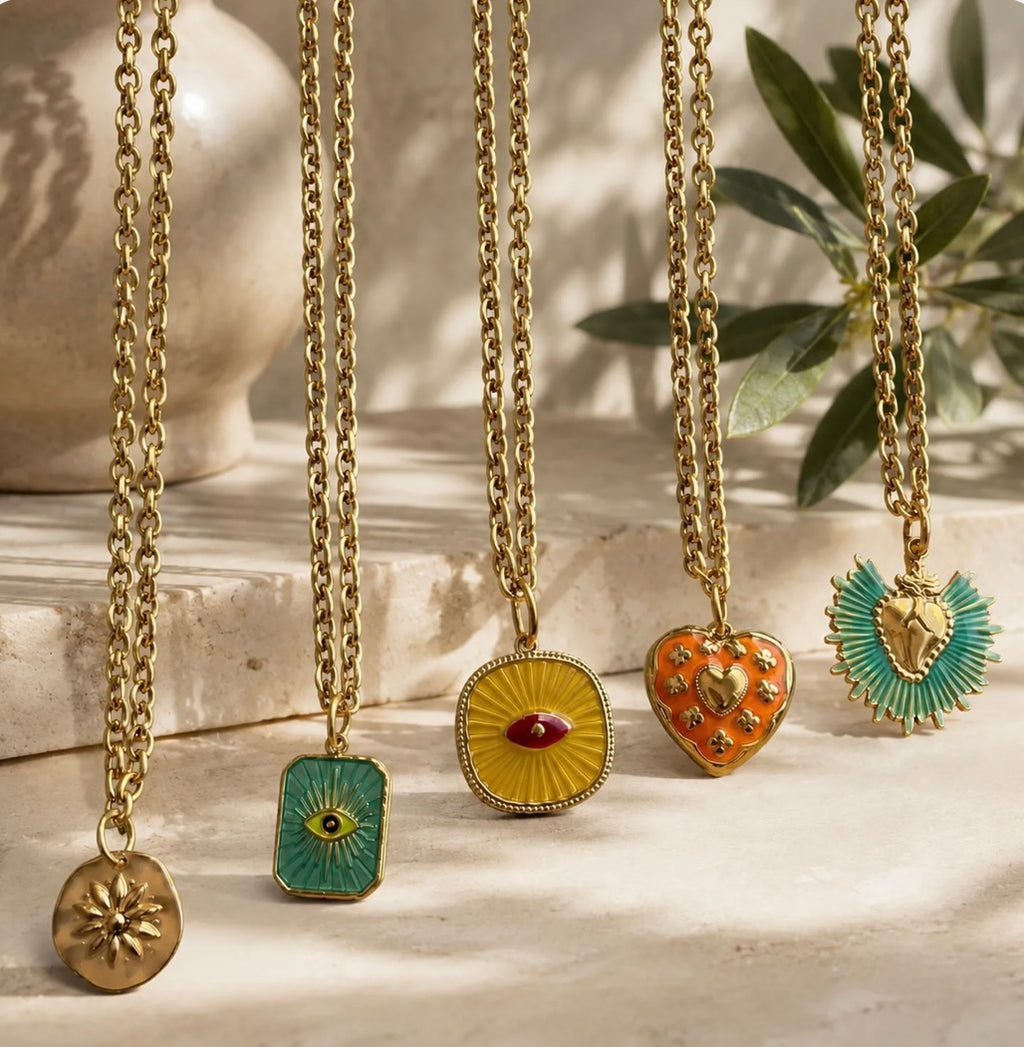 Collier Amulette émaillé doré – Bijou solaire acier inoxydable