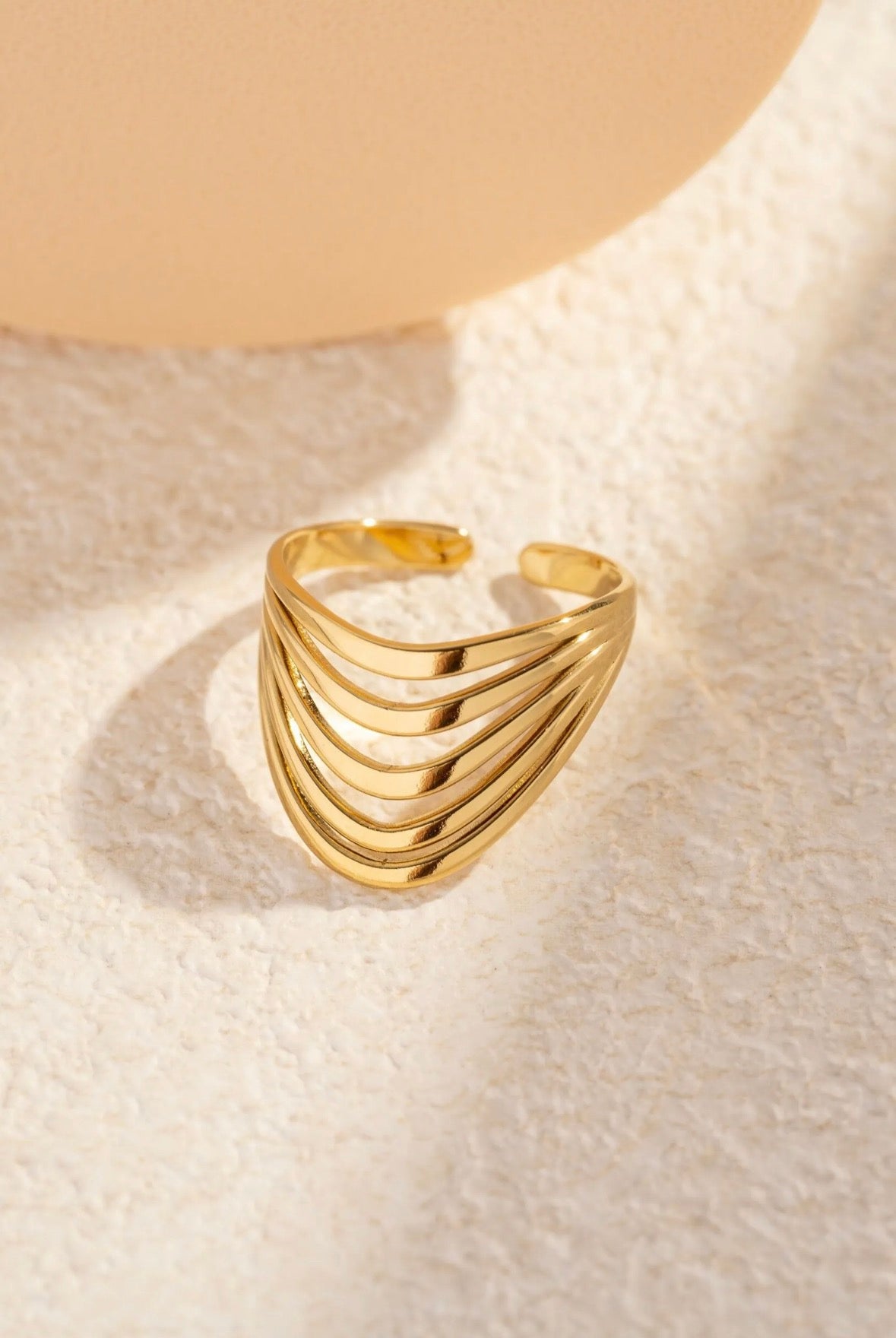 Bague Dorée Architecture Moderne Sculpturale Élégante
